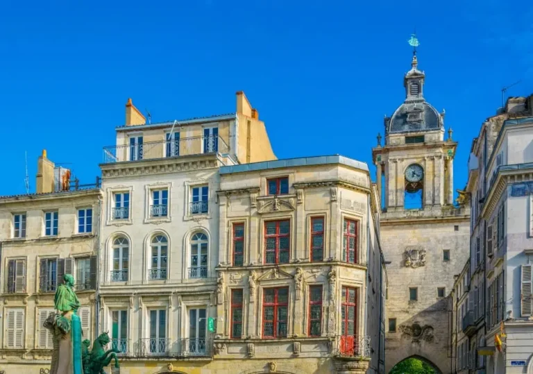 Faire construire ou acheter dans l’ancien à La Rochelle : comment choisir ?